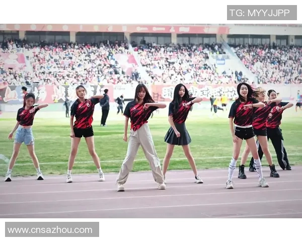 足球巨星与拉拉队亲密合影瞬间曝光 热血场面引爆全场欢呼